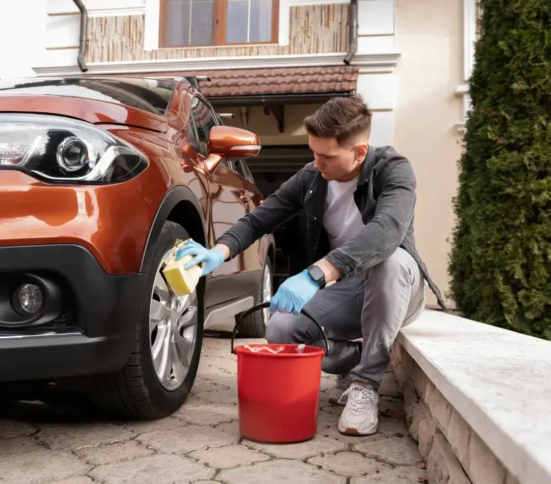 Lavage auto à domicile Saint-Cyr-sur-Menthon : professionnel intervenant sur un véhicule